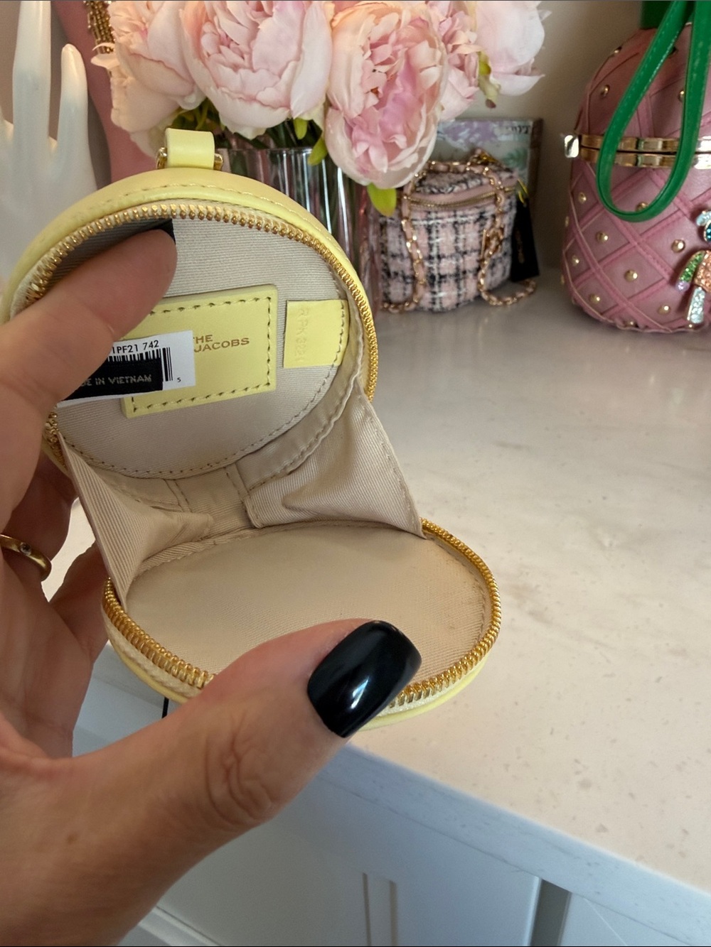 Gorgeous Marc Jacobs NWT pastel yellow Round Coin Pouch Mini Round Bag w chain - Picture 10 of 13